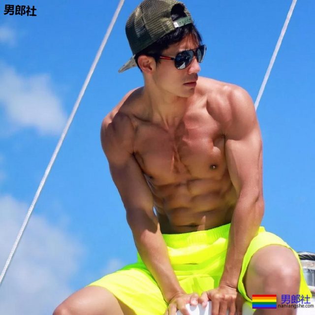 与陈冠希老爸关系匪浅！初代健身名媛朱晓辉，竟会这些高难度姿势 - 51虹马