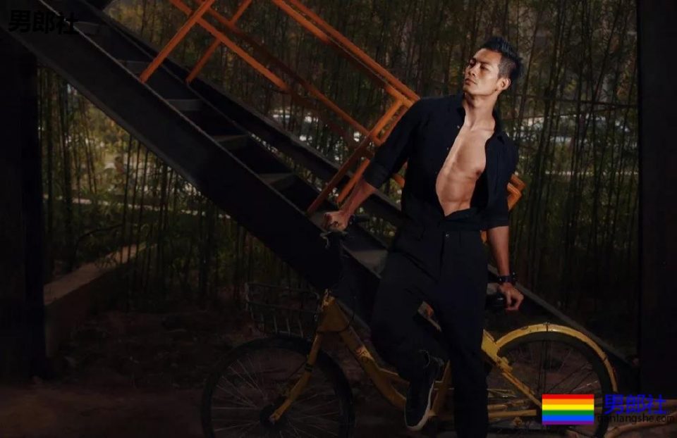 与陈冠希老爸关系匪浅！初代健身名媛朱晓辉，竟会这些高难度姿势 - 51虹马