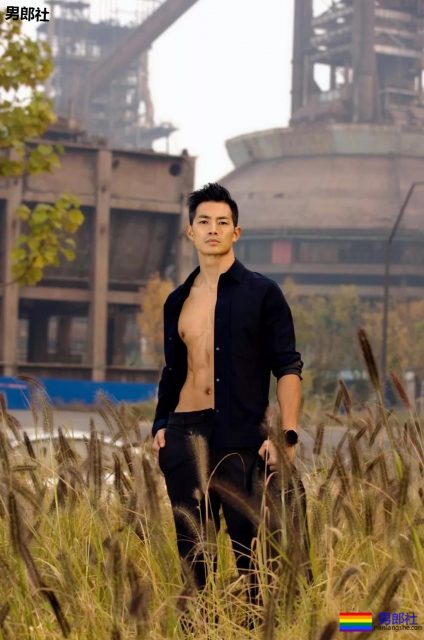 与陈冠希老爸关系匪浅！初代健身名媛朱晓辉，竟会这些高难度姿势 - 51虹马