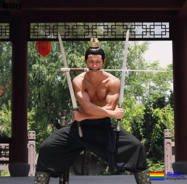 与陈冠希老爸关系匪浅！初代健身名媛朱晓辉，竟会这些高难度姿势 - 51虹马