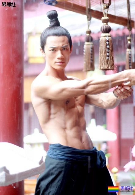 与陈冠希老爸关系匪浅！初代健身名媛朱晓辉，竟会这些高难度姿势 - 51虹马