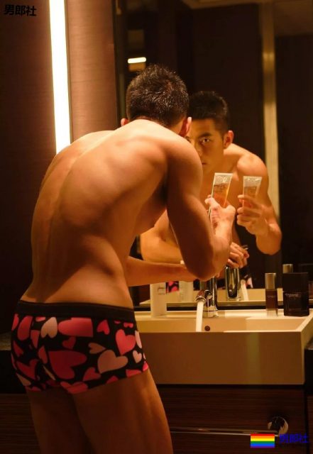 与陈冠希老爸关系匪浅！初代健身名媛朱晓辉，竟会这些高难度姿势 - 51虹马