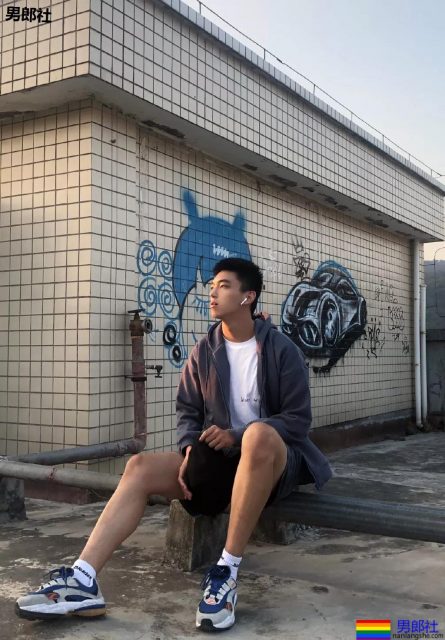 00后高大体院校草，鼻子又大又挺，果然发堉不错！ - 51虹马