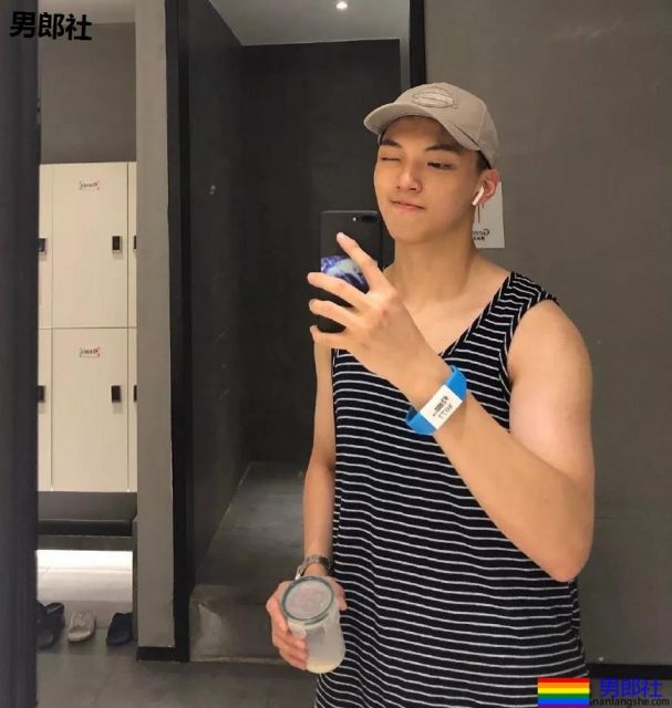 00后高大体院校草，鼻子又大又挺，果然发堉不错！ - 51虹马