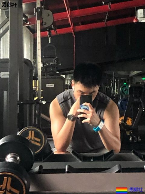 00后高大体院校草，鼻子又大又挺，果然发堉不错！ - 51虹马