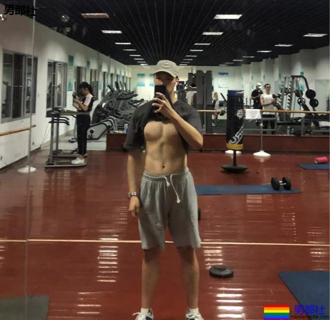 00后高大体院校草，鼻子又大又挺，果然发堉不错！ - 51虹马