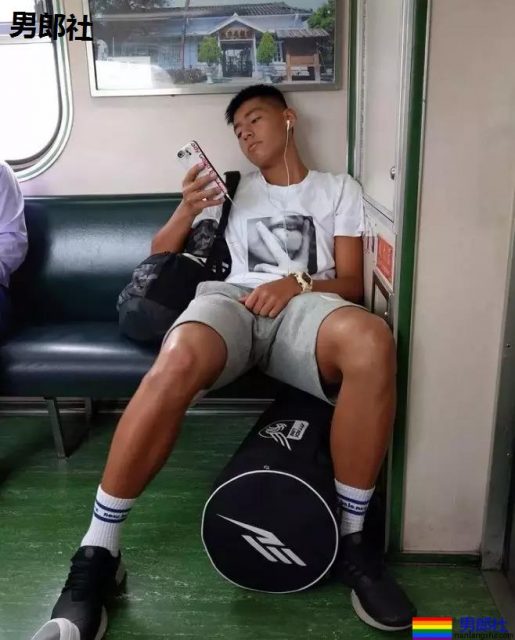 抓怕紧身裤小哥哥一个比一个短,真的好紧野味十足~-51虹马