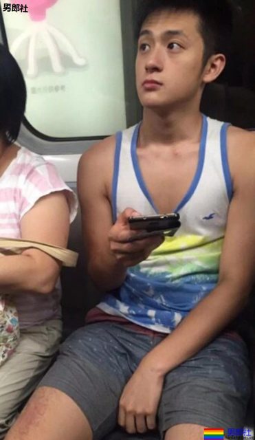 抓怕紧身裤小哥哥一个比一个短，真的好紧野味十足~ - 51虹马