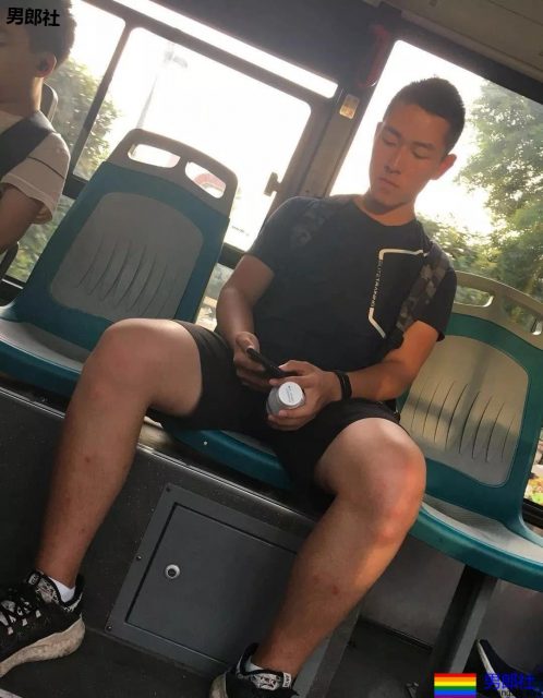 抓怕紧身裤小哥哥一个比一个短，真的好紧野味十足~ - 51虹马