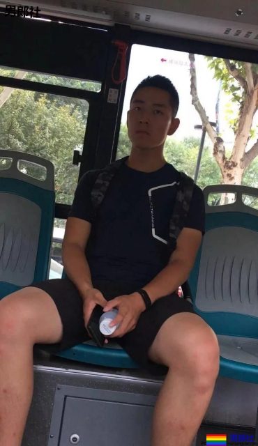 抓怕紧身裤小哥哥一个比一个短，真的好紧野味十足~ - 51虹马