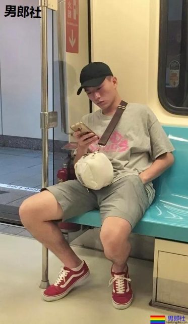 抓怕紧身裤小哥哥一个比一个短，真的好紧野味十足~ - 51虹马