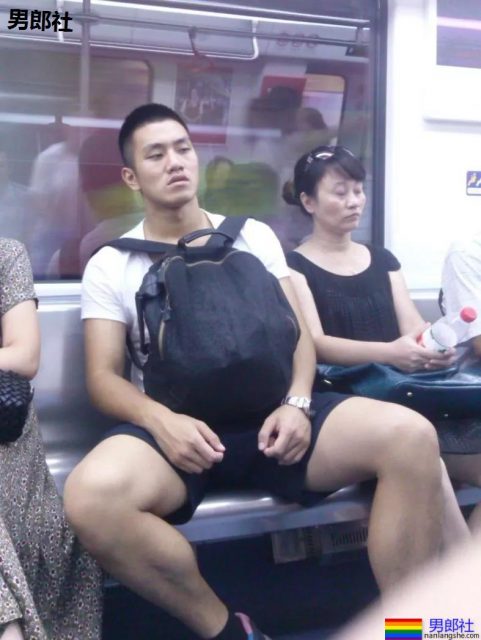 抓怕紧身裤小哥哥一个比一个短，真的好紧野味十足~ - 51虹马