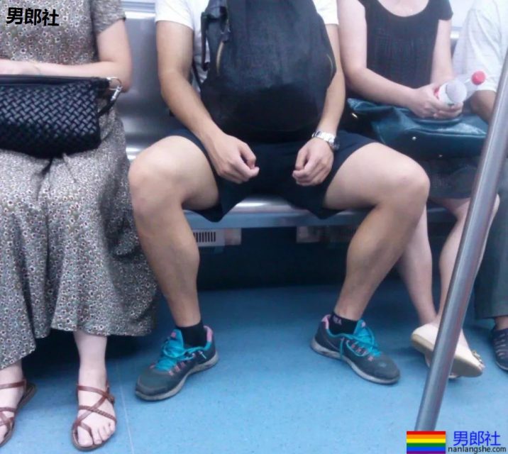 抓怕紧身裤小哥哥一个比一个短，真的好紧野味十足~ - 51虹马