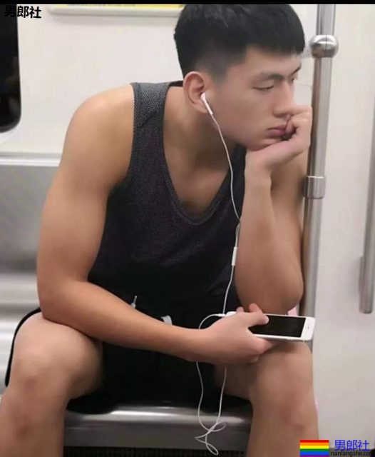 抓怕紧身裤小哥哥一个比一个短，真的好紧野味十足~ - 51虹马