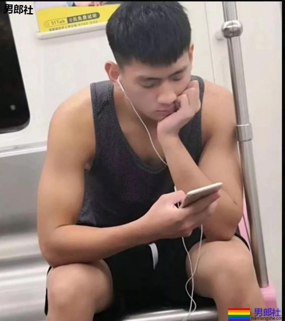 抓怕紧身裤小哥哥一个比一个短，真的好紧野味十足~ - 51虹马