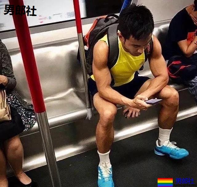 抓怕紧身裤小哥哥一个比一个短，真的好紧野味十足~ - 51虹马