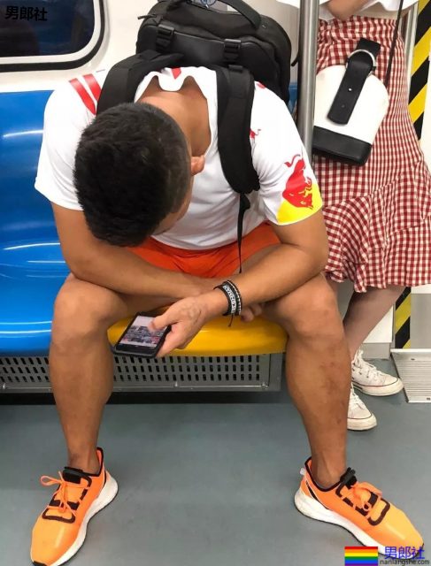 抓怕紧身裤小哥哥一个比一个短，真的好紧野味十足~ - 51虹马