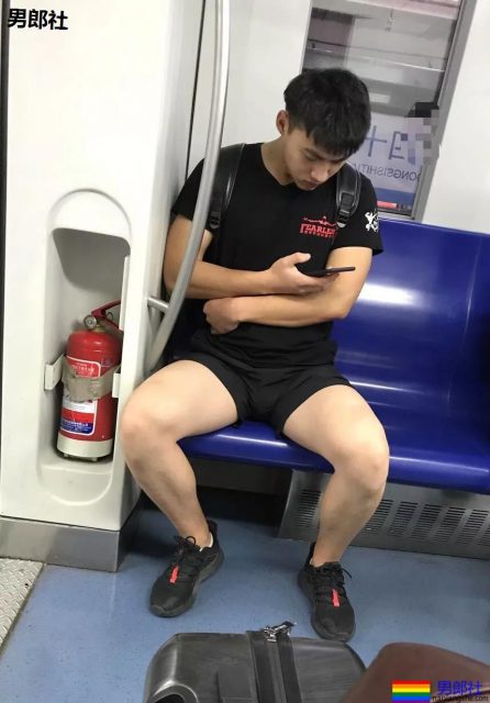 抓怕紧身裤小哥哥一个比一个短，真的好紧野味十足~ - 51虹马