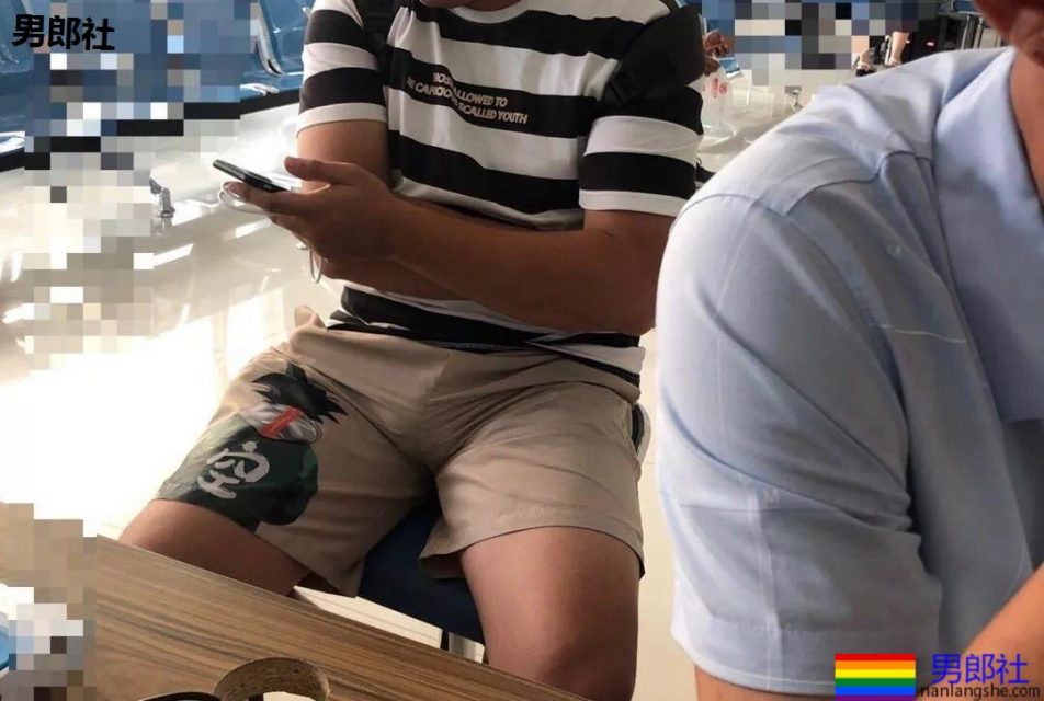 抓怕紧身裤小哥哥一个比一个短，真的好紧野味十足~ - 51虹马