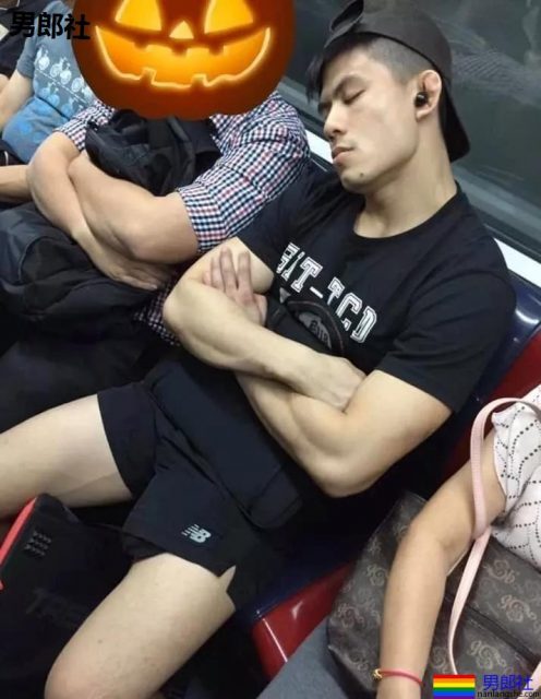 抓怕紧身裤小哥哥一个比一个短，真的好紧野味十足~ - 51虹马