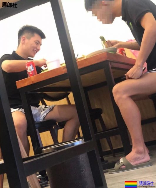 抓怕紧身裤小哥哥一个比一个短，真的好紧野味十足~ - 51虹马