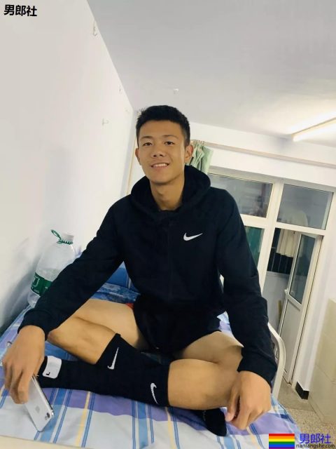 抓怕紧身裤小哥哥一个比一个短，真的好紧野味十足~ - 51虹马