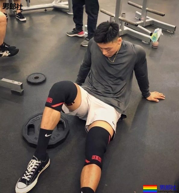 抓怕紧身裤小哥哥一个比一个短，真的好紧野味十足~ - 51虹马