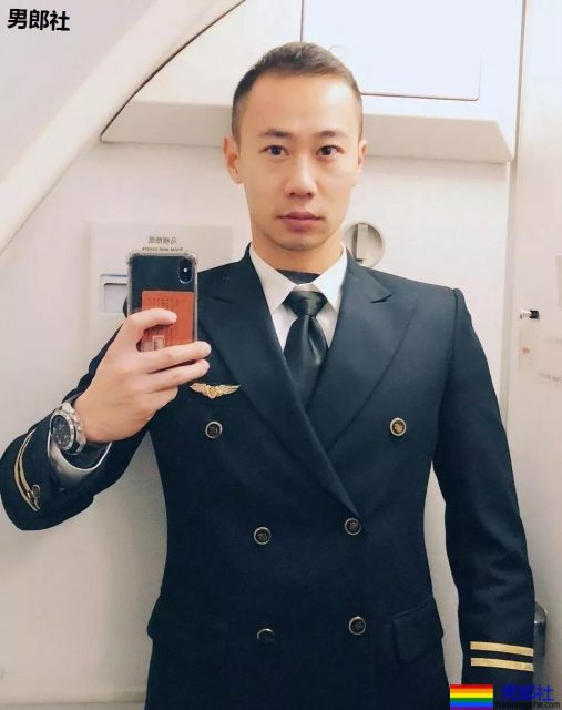 正装空勤爷们肌肉太“硬”了，浴巾都遮不住人鱼线翘臀-51虹马