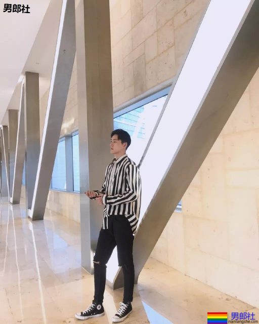 于正抢腹肌小狼狗上热搜！185大长腿原来竟是足球运动员！ - 51虹马