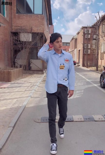 于正抢腹肌小狼狗上热搜！185大长腿原来竟是足球运动员！ - 51虹马