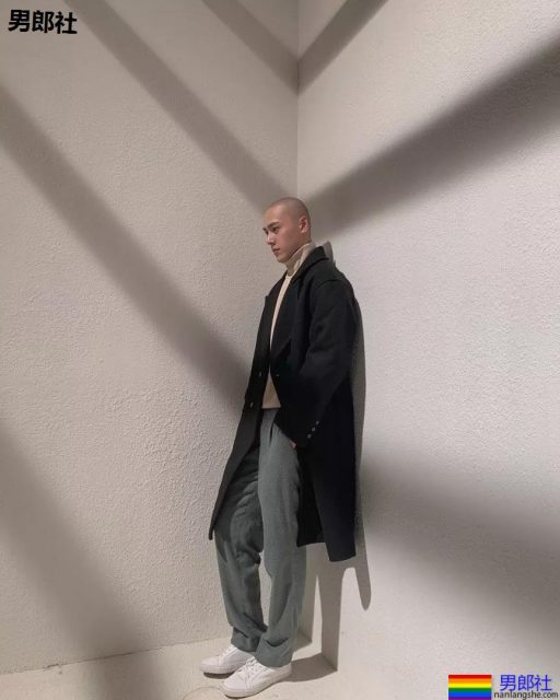 于正抢腹肌小狼狗上热搜！185大长腿原来竟是足球运动员！ - 51虹马