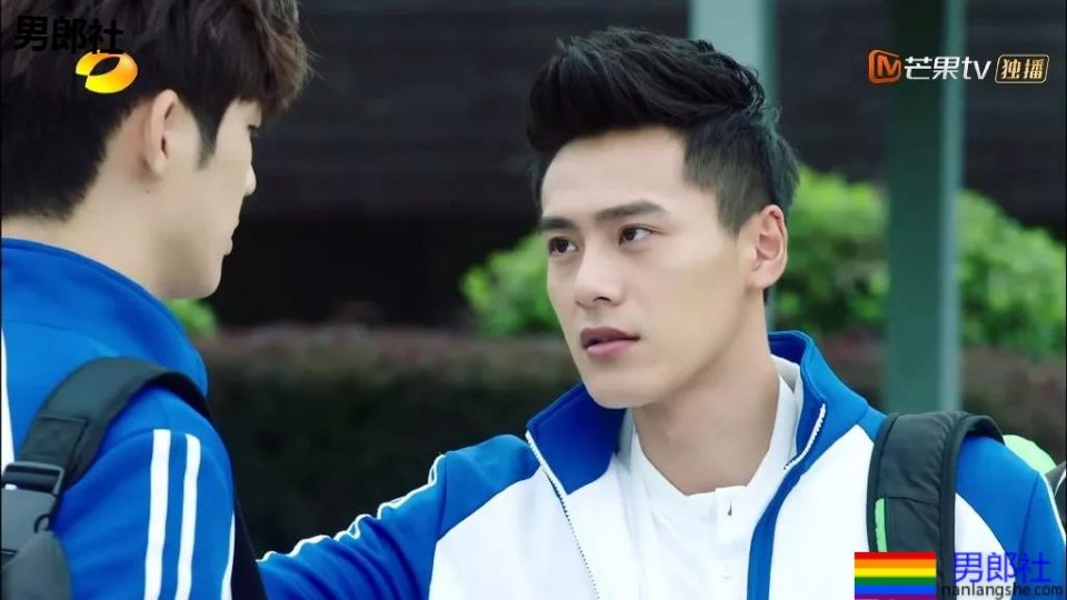 于正抢腹肌小狼狗上热搜！185大长腿原来竟是足球运动员！ - 51虹马