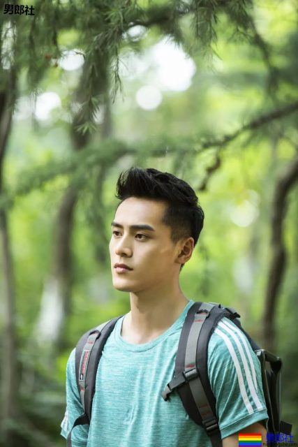 于正抢腹肌小狼狗上热搜！185大长腿原来竟是足球运动员！ - 51虹马