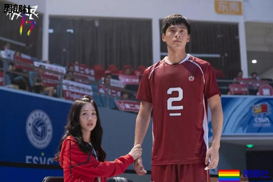 于正抢腹肌小狼狗上热搜！185大长腿原来竟是足球运动员！ - 51虹马