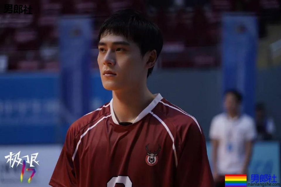 于正抢腹肌小狼狗上热搜！185大长腿原来竟是足球运动员！ - 51虹马