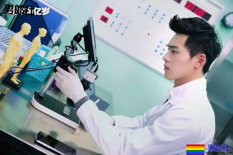 于正抢腹肌小狼狗上热搜！185大长腿原来竟是足球运动员！ - 51虹马