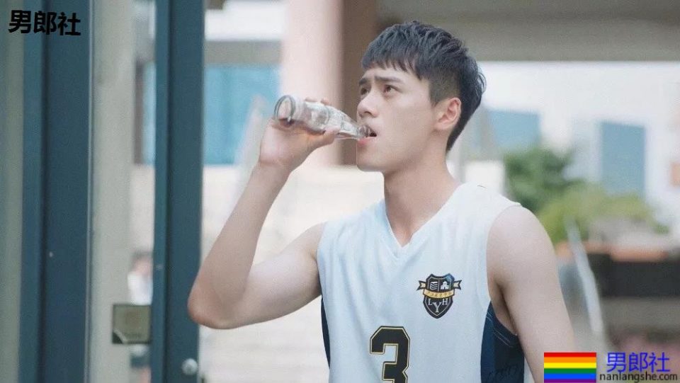 于正抢腹肌小狼狗上热搜！185大长腿原来竟是足球运动员！ - 51虹马