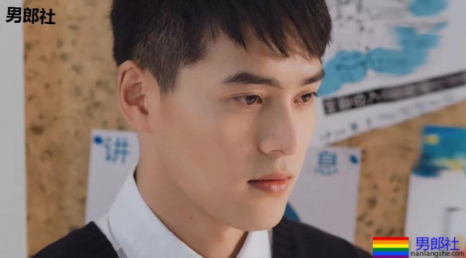 于正抢腹肌小狼狗上热搜！185大长腿原来竟是足球运动员！ - 51虹马