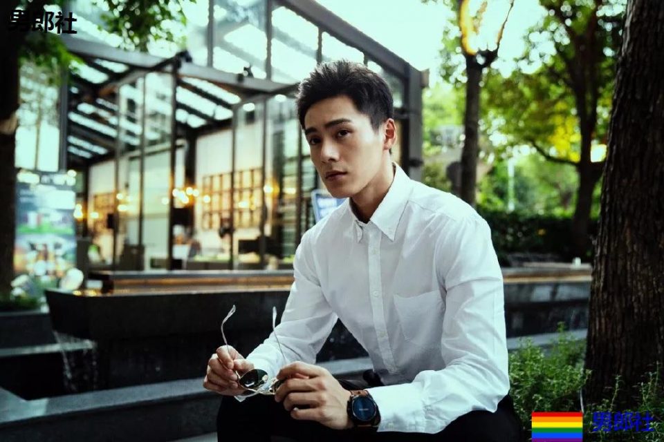 于正抢腹肌小狼狗上热搜！185大长腿原来竟是足球运动员！ - 51虹马