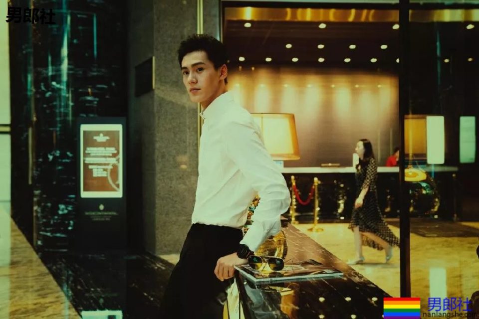 于正抢腹肌小狼狗上热搜！185大长腿原来竟是足球运动员！ - 51虹马