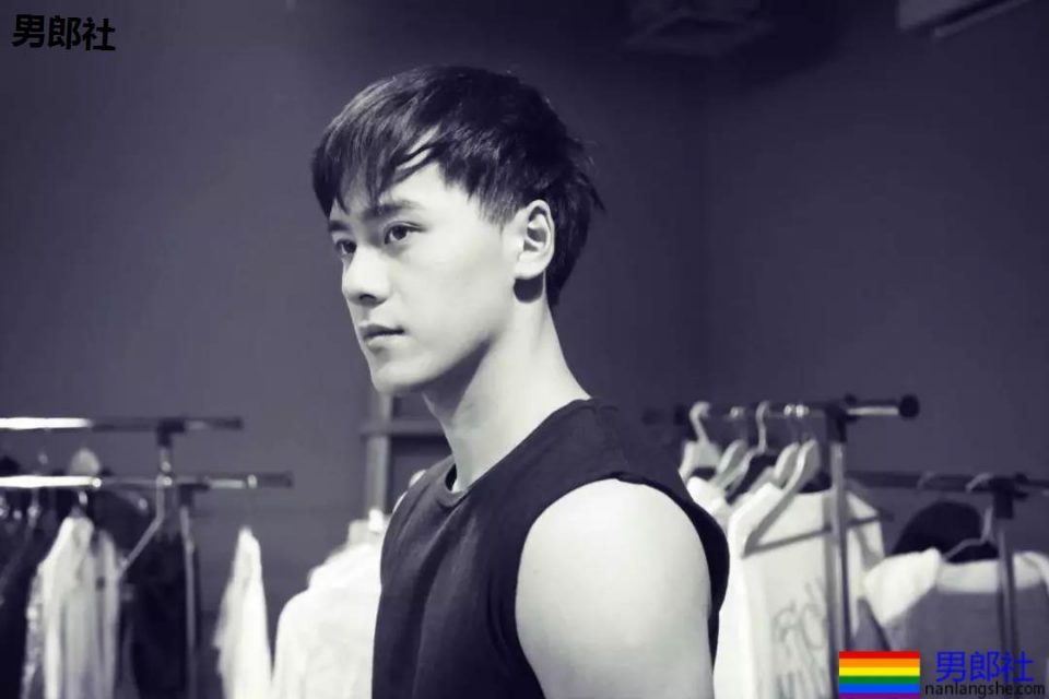 于正抢腹肌小狼狗上热搜！185大长腿原来竟是足球运动员！ - 51虹马