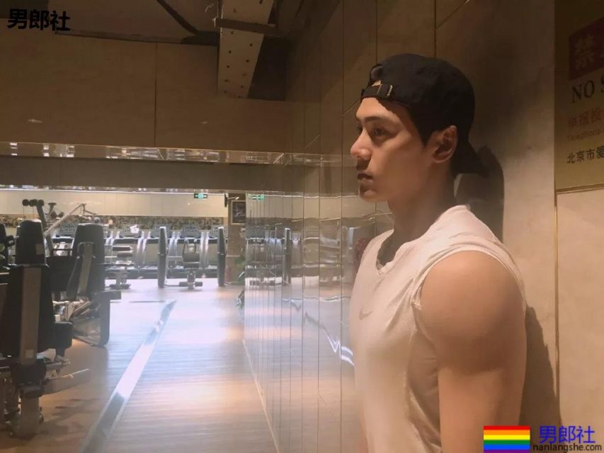 于正抢腹肌小狼狗上热搜！185大长腿原来竟是足球运动员！ - 51虹马