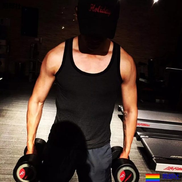 于正抢腹肌小狼狗上热搜！185大长腿原来竟是足球运动员！ - 51虹马