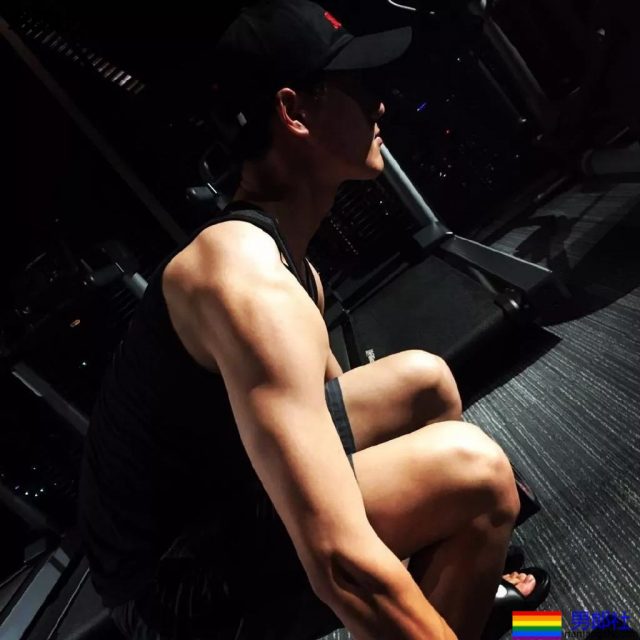 于正抢腹肌小狼狗上热搜！185大长腿原来竟是足球运动员！ - 51虹马