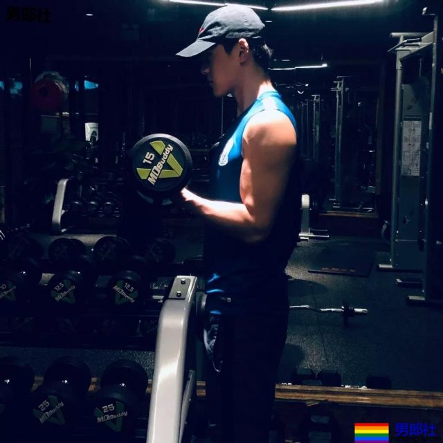 于正抢腹肌小狼狗上热搜！185大长腿原来竟是足球运动员！ - 51虹马