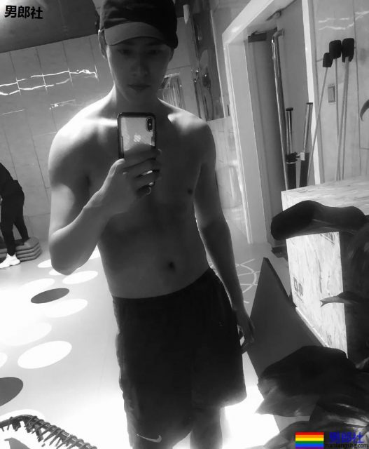 于正抢腹肌小狼狗上热搜！185大长腿原来竟是足球运动员！ - 51虹马