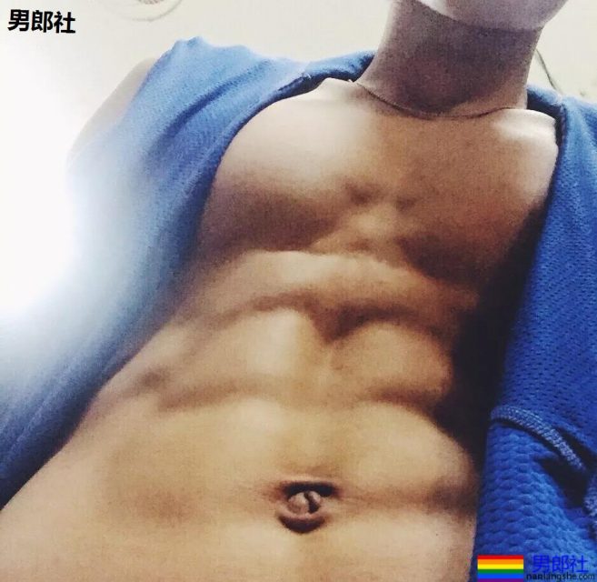 于正抢腹肌小狼狗上热搜！185大长腿原来竟是足球运动员！ - 51虹马