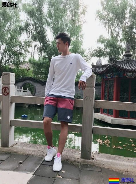 于正抢腹肌小狼狗上热搜！185大长腿原来竟是足球运动员！ - 51虹马