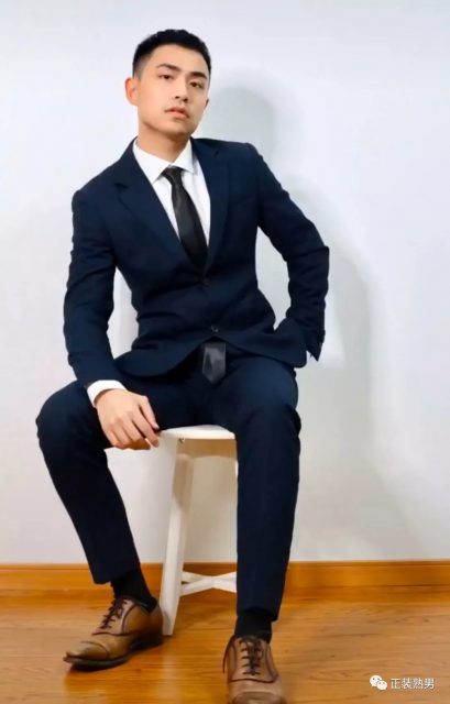 正装这样穿成这样躺在沙发上，西裤太修身太贴了-51虹马