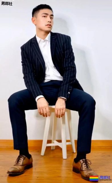 正装这样穿成这样躺在沙发上,西裤太修身太贴了 - 51虹马 正装这样穿成这样躺在沙发上,西裤太修身太贴了 - 51虹马